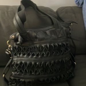 AmeriLeather Oida Twist Leather Convertible Shoulder Bag